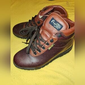 NEW Vasquez Hiking Boots